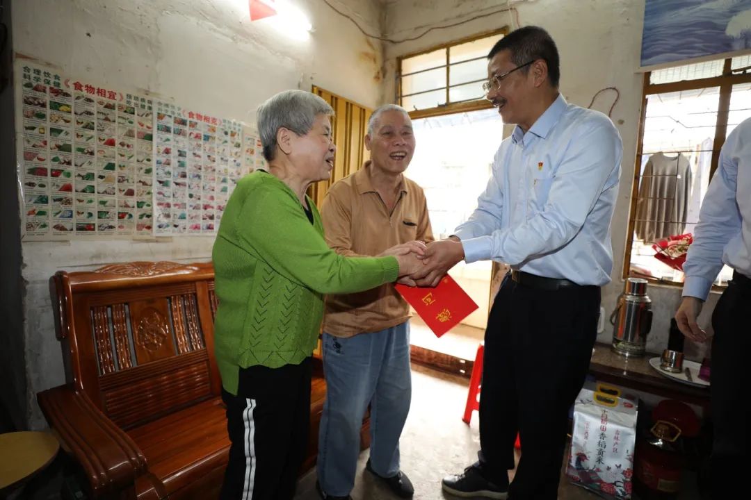 1707273062408902.jpg 海南礦業(yè)開(kāi)展新春慰問(wèn)“送溫暖”活動(dòng)2.jpg