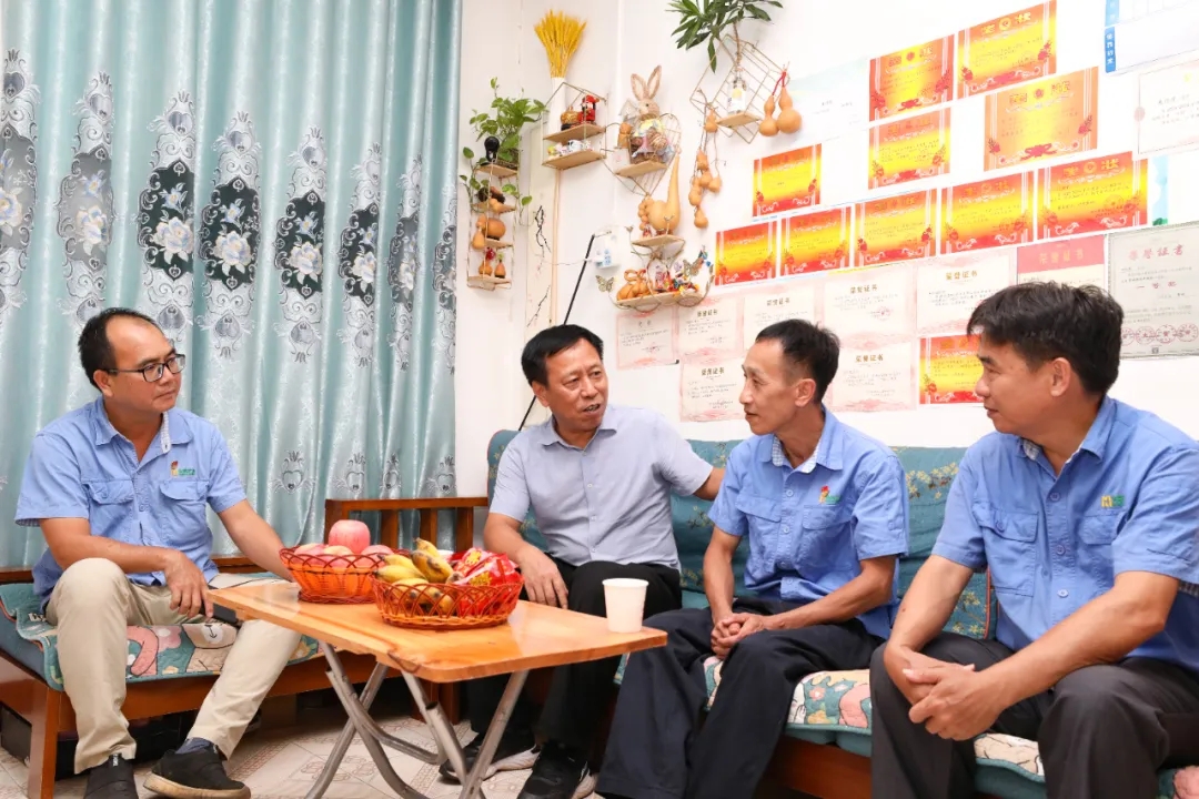 海南省總工會到海南礦業走訪慰問全國勞模朱平