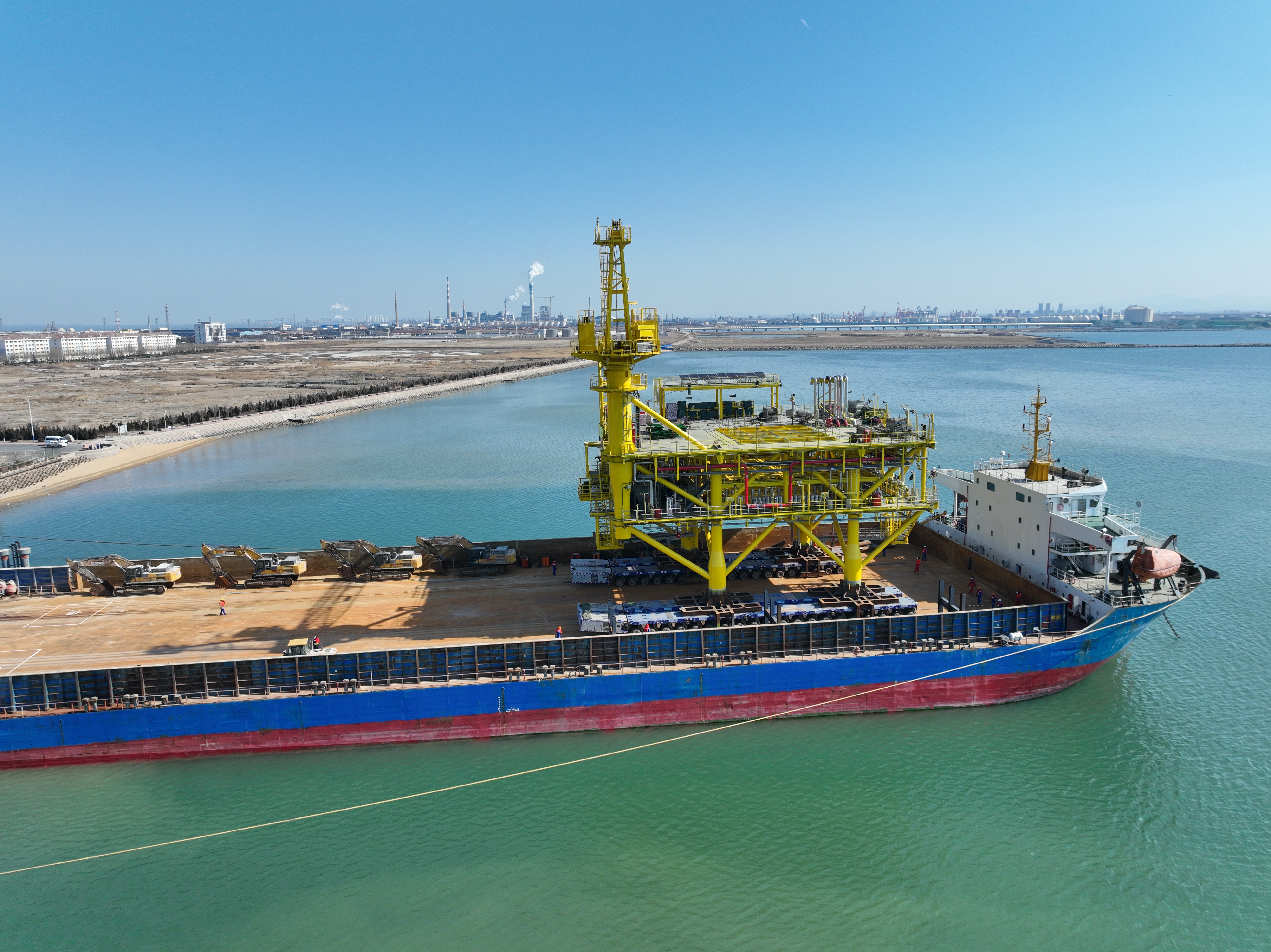 洛克石油潿洲10-3油田西區井口平臺完成陸上建造開始裝船